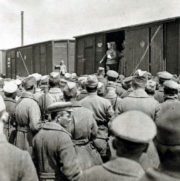 Poručík Čeček oznamuje legionářům v Serdobsku 28. května 1918 rozkaz Trockého o odzbrojení čs. vojska.