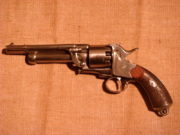 Revolver LeMat (1856), jednočinný perkusní revolver se dvěma hlavněmi – horní kulová hlaveň (9 nábojů v komorách válce), spodní broková hlaveň (jediný náboj v ose válce).