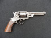 Revolver Starr Army (1858), dvojčinný perkusní revolver se dvěma jazýčky v lučíku, z nichž přední pouze napíná mechanismus a malý jazýček v zadní části lučíku kohout uvolňuje.