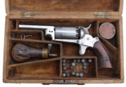 Revolver Walch Pocket v kazetě s příslušenstvím, kolem 1862; vzácný desetiranný perkusní revolver se dvěma bicími kohouty.