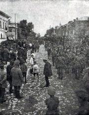 Legionáři 4. čs. střeleckého pluku „Prokopa Velikého" z penzenské skupiny pochodují Samarou.