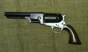Revolver Colt Army („Colt Dragoon“) z roku 1849, zaveden jako služební zbraň v jezdectvu americké armády.