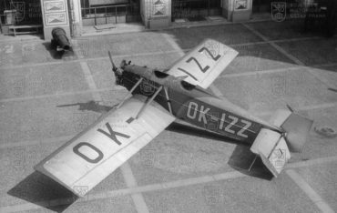Letoun Avia BH-11 C na nádvoří Schwarzenberského paláce na Hradčanech
