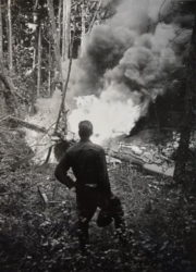 Fotografie ze spisu Veřejné bezpečnosti, pořízené svědkem Jiřím Vaňkem. Na některých snímcích sledují oheň sami sovětští letci. (ABS)