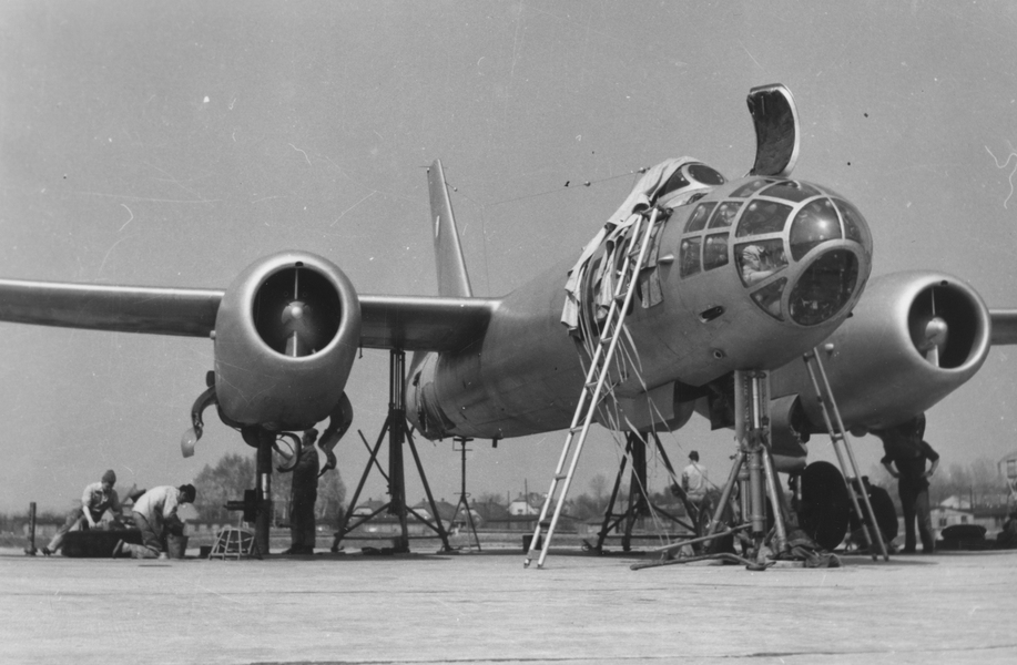 Údržba na proudovém bombardéru Il-28