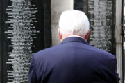 Uctění památky obětí nacistického teroru před chrámem sv. Cyrila a Metoděje