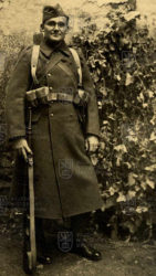Vojín v plné polní ústroji v září 1938