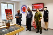 Zástupce ředitele KCVV Brno Roman Kopřiva (vlevo) s autory výstavy Jaroslavem Láníkem (uprostřed) a Leošem Krejčou