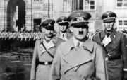 Adolf Hitler na Pražském hradě po triumfálním příjezdu do okupované Prahy 16. března 1939 v doprovodu Reinharda Heydricha (zcela vpravo). Asi těžko mohl tehdy Heydrich tušit, jak osudné mu bude toto město na Vltavě…

