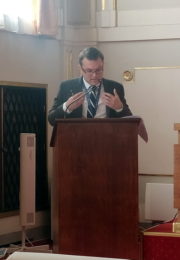 Historik VHÚ Praha PhDr. Petr Janoušek, PhD. se zaměřil na vývoj bezpečnostní politiky bývalého československého prezidenta Václava Havla v období následujícím bezprostředně po sametové revoluci