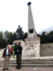 Plk. Raphael F. Perl a plk. Miloslav Čaplovič u Památníku Rudé armády ve Svidníku