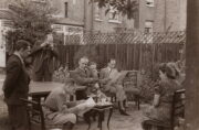 Londýn, West Dulwich, 1940. Dva klíčoví protagonisté zářijového pokusu o povstání z roku 1939 na jednom záběru: div.gen. Sergěj Ingr (sedící ve stejnokroji) a plk.gšt. František Moravec (čtvrtý zleva). Zcela vlevo je mjr.gšt. Emil Strankmüller, s fotoaparátem škpt.pěch. Vladimír Cigna, za Moravcem sedí zleva škpt.pěch. František Fryč a pplk.gšt. Oldřich Tichý. Dámy zcela vpravo jsou Moravcova žena Vlasta a dcera Táňa.
FOTO: rodinný archiv Nely Miloševič

