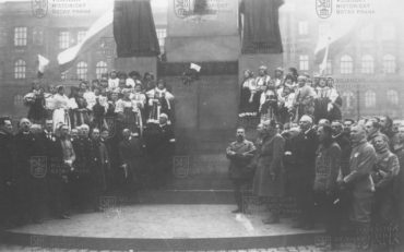 Pražané u sochy svatého Václava 28. října 1918