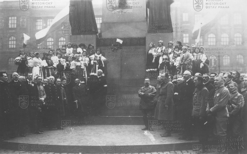 Pražané u sochy svatého Václava 28. října 1918