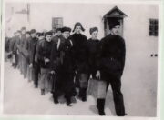 Skupina čs. vojáků propuštěných ze zajetí odjíždí roku 1941 ze SSSR na Střední východ. Foto: VÚA - VHA Praha