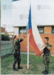 Vztyčení vlajky ČR během působení 4. průzkumné roty KFOR