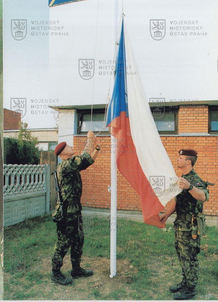Vztyčení vlajky ČR během působení 4. průzkumné roty KFOR