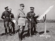 V srpnu 1929 v Československu pobýval maršál Philippe Pétain, nejvýše postavený činitel francouzské armády. Sledoval závěrečná cvičení československé armády. V pozadí za ním podává výklad arm.gen. Sergej Vojcechovský, tehdy zemský vojenský velitel v Brně.
FOTO: rodinný archiv Marie Žižkové
