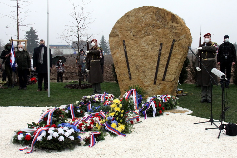 V Nehvizdech u Prahy byl odhalen nový památník připomínající parašutisty z výsadku ANTHROPOID