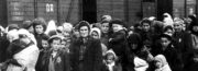 Příjezd Židů z Maďarska do vyhlazovacího tábora Auschwitz II – Birkenau na jaře 1944.
(FOTO: Yad Vashem)

