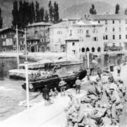 Obojživelný nákladní automobil DUKW americké 10. horské divize na jezeře Lago di Garda. Repro US Army.
