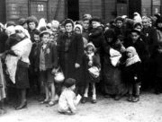 Realita „konečného řešení“ v praxi. Příjezd Židů z Maďarska do vyhlazovacího tábora Auschwitz II – Birkenau na jaře 1944.
(FOTO: Yad Vashem)

