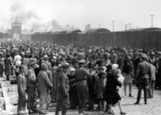 Příjezd Židů z Maďarska do vyhlazovacího tábora Auschwitz II – Birkenau na jaře 1944.
(FOTO: Yad Vashem)

