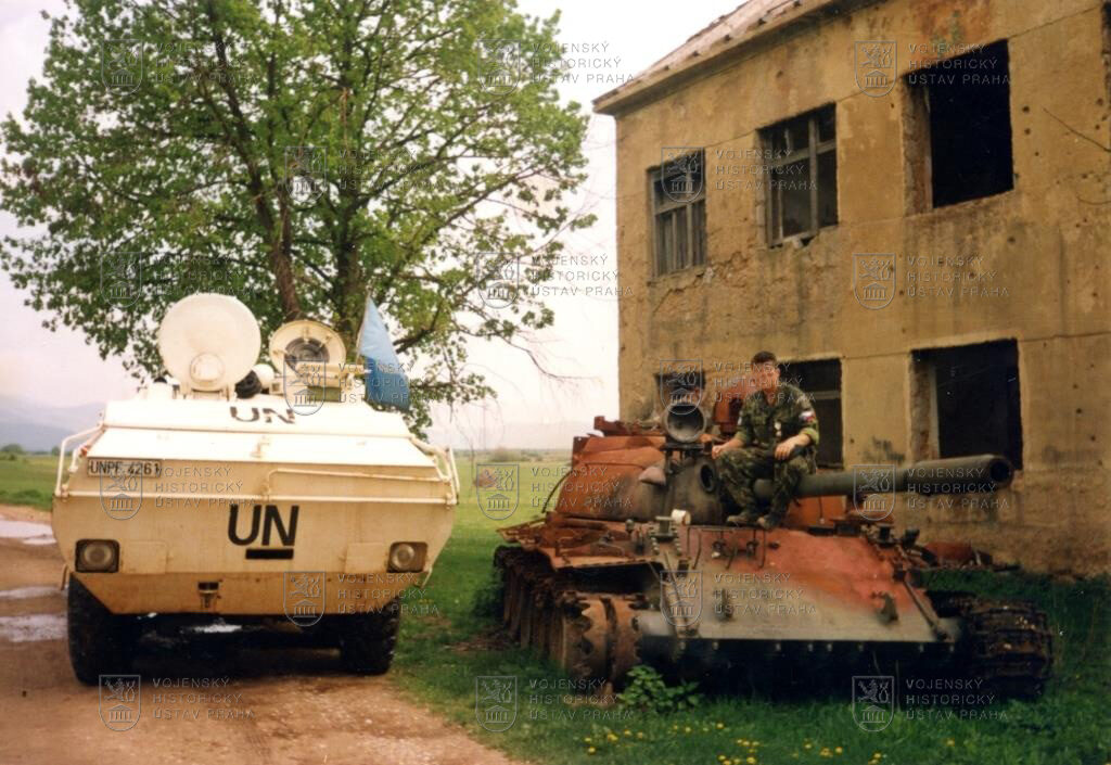 OT-64 u zničeného tanku srbské armády, mise OSN UNPROFOR