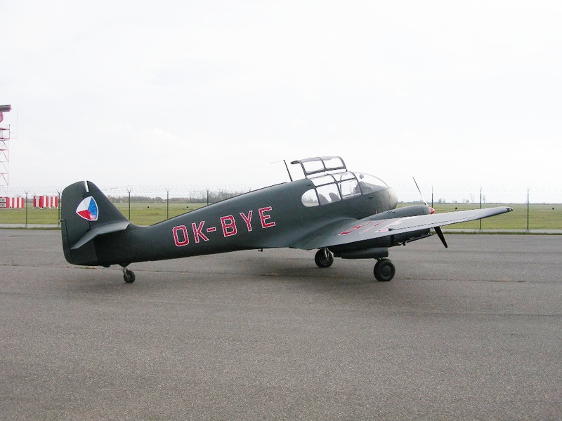 Jako z výrobního závodu: kurýrní Aero, dopravní Avia a také schody k letadlům