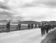 Vojáci americké 10. horské divize postupují v dubnu 1945 u jezera Lago di Garda v severní Itálii. Repro US Signal Corps.
