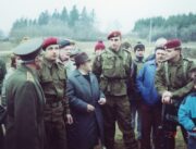 Vlevo v uniformě generál Rudolf Pernický, uprostřed v klobouku plukovník Josef Černota; bývalí vojáci čs. armády ve Velké Británii, parašutisté. J. Losenický vpravo.