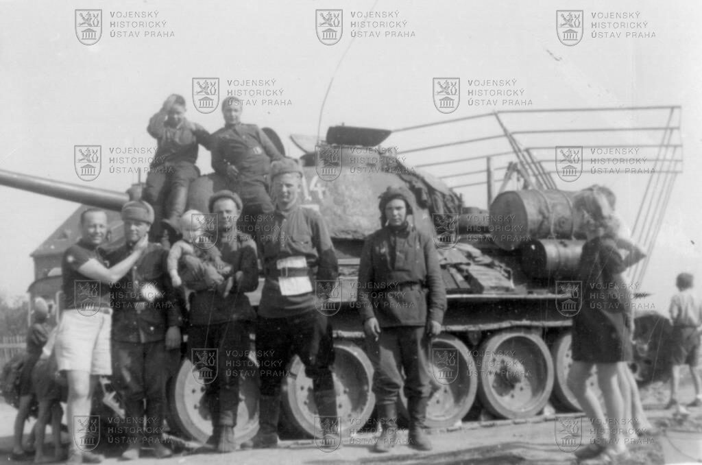 Tankisté Rudé armády s obyvateli Prahy u tanku T-34/85
