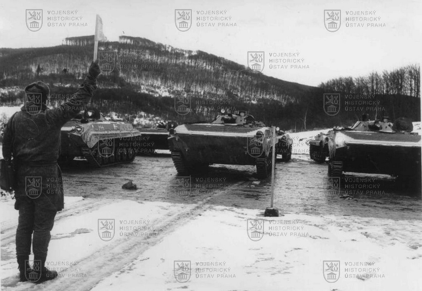 Bojová vozidla pěchoty BVP-1 společně s pěchotou na cvičení