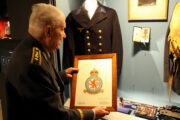 Armádní generál Emil Boček vkládá znak 310. československé stíhací perutě RAF do vitríny v nově rekonstruovaném Armádním muzeu Žižkov 