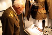 Po vložení nože do vitríny v Armádním muzeu Žižkov