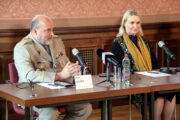Ministryně obrany České republiky Jana Černochová a ředitel Vojenského historického ústavu Praha, brigádní generál Aleš Knížek 