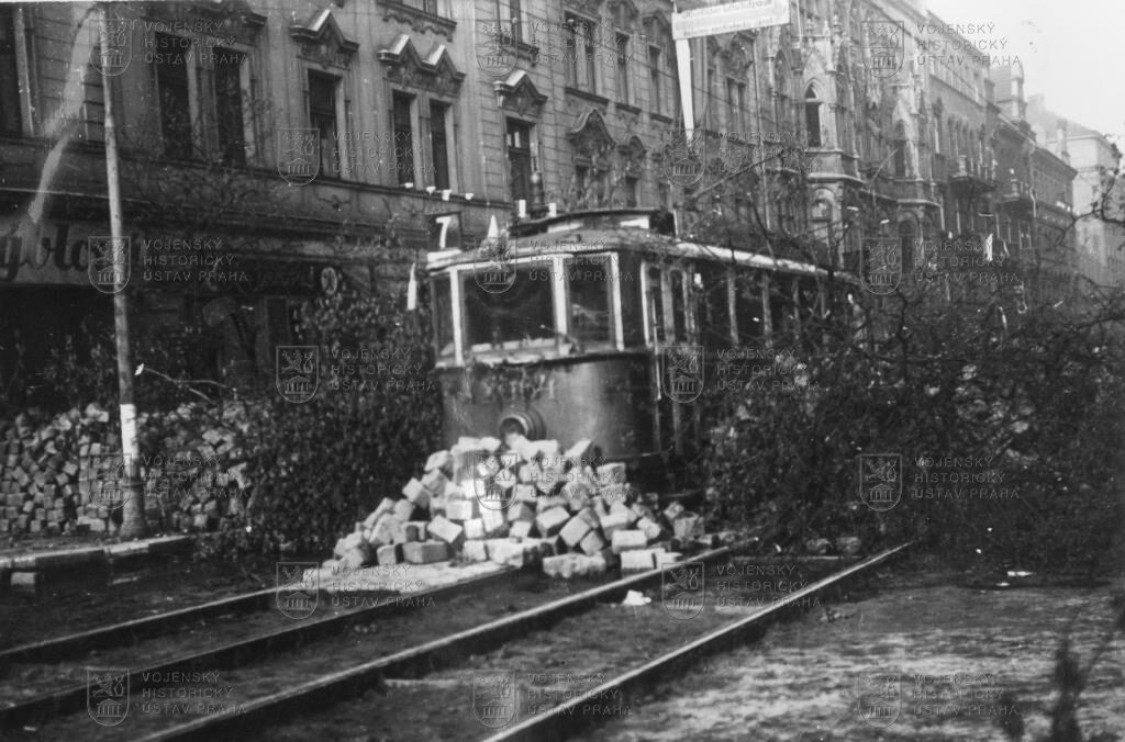 Jedna z pražských barikád během povstání v květnu 1945