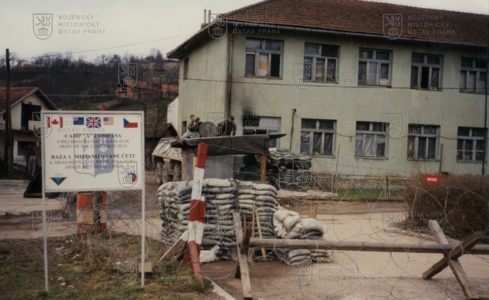 Vjezd do základny Stari Majdan v roce 1996