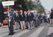 Přeživší parašutisté na manifestačním pochodu Prahou, 1992