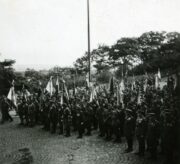 Při oslavách třicátého výročí bitvy u Zborova 2. července 1947 pochodovali veteráni prvního i druhého odboje poprvé společně Prahou pod svými historickými bojovými prapory. Na snímku praporečníci po vynesení praporů z budovy Vojenského historického ústavu před začátkem slavnostního pochodu.

