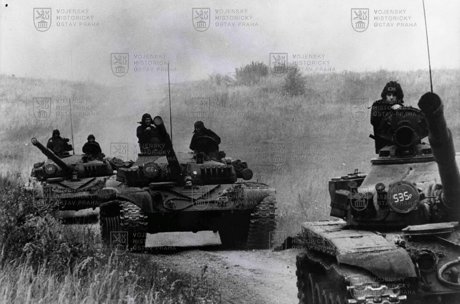 Tank T-72 ČSLA během cvičení v 80. letech