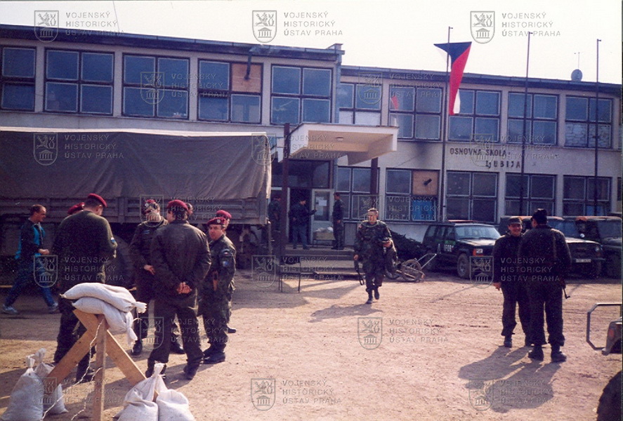 Pohled na základnu jednotek IFOR v Donja Ljubija v roce 1996