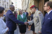 Před Národním památníkem hrdinů heydrichiády. Americký ministr obrany Lloyd Austin, ministryně obrany Jana Černochová a náčelník Generálního štábu AČR, generálmajor Karel Řehka. Foto: Tomáš Novák, Karel Šanda.