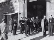 Skupina příslušníků státní policie s vojenskou asistencí před sídlem státní policie v Chebu, tedy ve městě, které se stalo v září 1938 dějištěm krvavých incidentů, vyvolaných nacisty. FOTO: archiv Karla Straky 