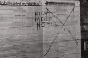 Smutná symbolická tečka za podzimním dramatem roku 1938. Mobilizační vyhláška v českém a německém znění. Ruka kteréhosi německého radikála přeškrtla německý text a zanechala na něm nápis Již nepotřebné. FOTO: archiv Karla Straky 