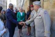Americký ministr obrany Lloyd Austin se zdraví s ředitelem Vojenského historického ústavu Praha, brigádním generálem Alešem Knížkem. Foto: Tomáš Novák, Karel Šanda.
