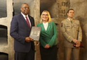 V kryptě památníku. Americký ministr obrany Lloyd Austin, ministryně obrany Jana Černochová a náčelník Generálního štábu AČR, generálmajor Karel Řehka. Americký ministr drží v rukou knihu Assassination (Atentát), kterou vydal VHÚ. Foto: Tomáš Novák, Karel Šanda.