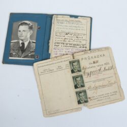 10 Československé vojenské legitimace a pilotní odznak stíhacího pilota Františka Cypricha, 30. léta 20. století