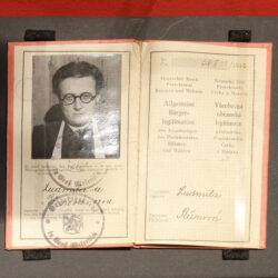 05 Falešná protektorátní občanská legitimace Milady Lužové, manželky generála Vojtěcha Borise Luži, kolem 1942
