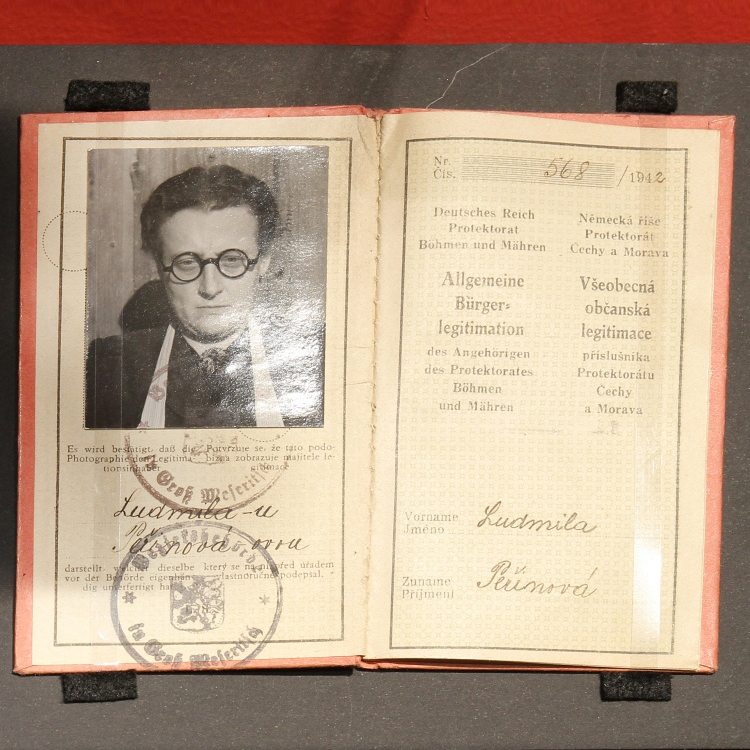 05 Falešná protektorátní občanská legitimace Milady Lužové, manželky generála Vojtěcha Borise Luži, kolem 1942